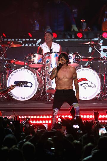 Dabei bekam er Unterstützung von den Red Hot Chili Peppers