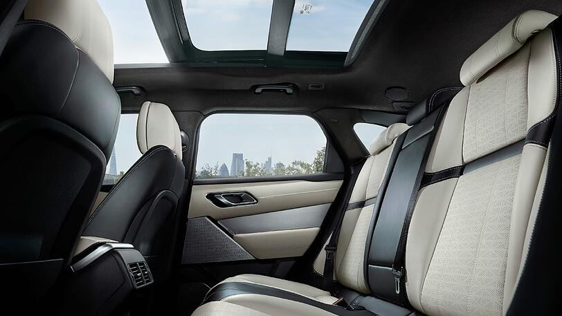 Die Platzverhältnisse sind auch im Fond des Range Rover Velar großzügig.
