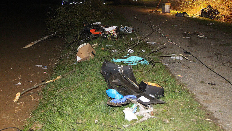 Das Gepäck und Ostererinnerungen lagen verteilt vor dem Auto.