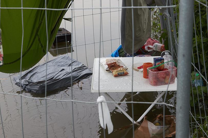 Regenschauer verwüsten das Festival-Gelände von "Rock am Ring" am Donnerstag. Danach beruhigt sich die Wetterlage und die Party kann beginnen.