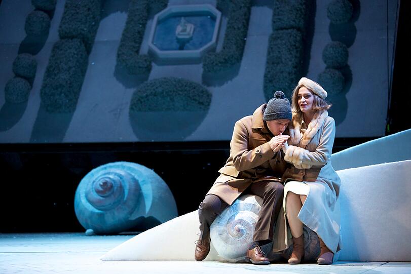 Hans Werner Henzes "Der junge Lord" in der Inszenierung von Brigitte Fassbaender im Gärtnerplatztheater.