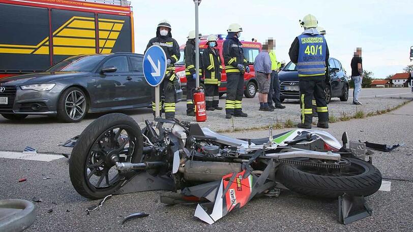 Bei einem Unfall auf der B299 wird ein 17-jähriger Motorradfahrer schwer verletzt.