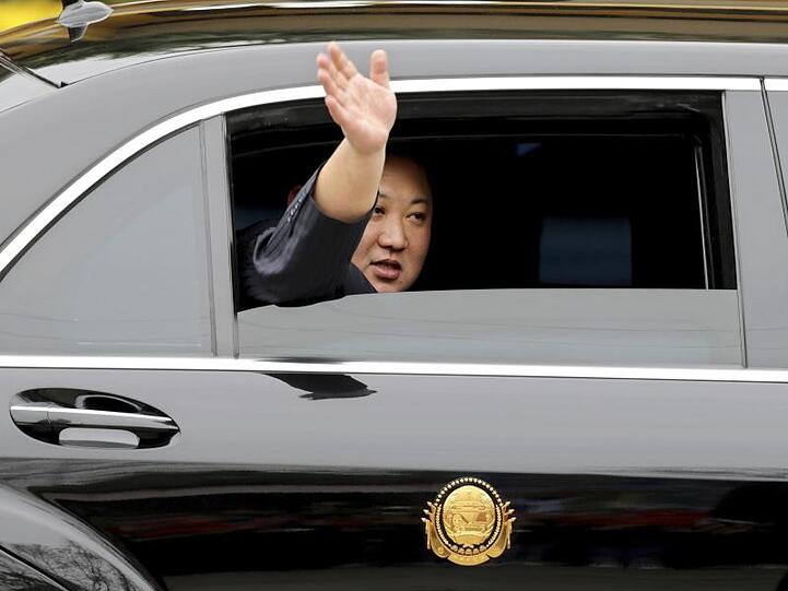 Kim Jong Un winkt in der vietnamesischen Grenzstadt Dong Dang aus seiner Limousine.