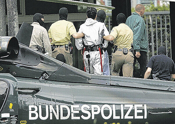 Das war 2006: Fahnder führen einen &bdquo;Kofferbomber&ldquo; ab, der Anschläge auf Züge plante. Behörden fürchten, dass sie künftig zu spät kommen.