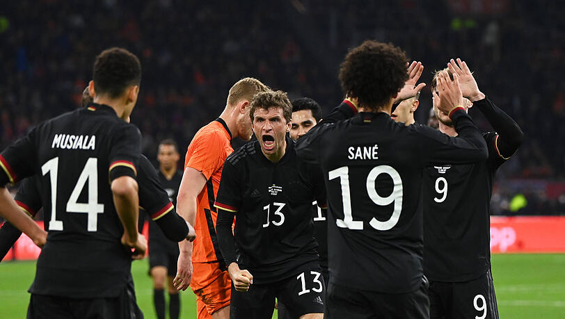 Thomas Müller (m.) trifft gegen die Niederlande.