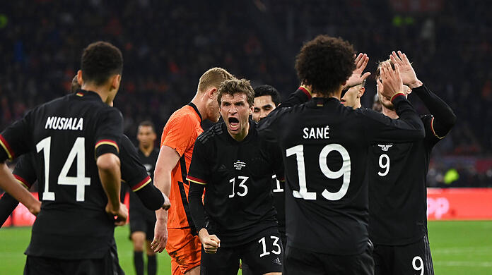 Thomas Müller (m.) trifft gegen die Niederlande.