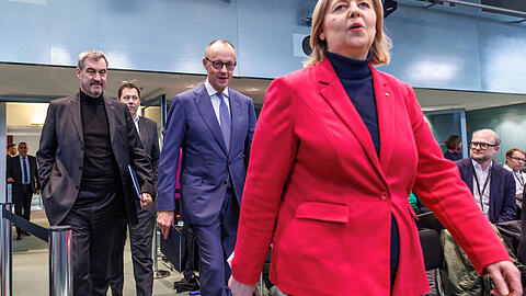 Bundesarbeitsministerin B&auml;rbel Bas vor Bayerns Ministerpr&auml;sident Markus S&ouml;der und Kanzler Friedrich Merz: Ihr Haus muss sich mit einem umstrittenen Vorschlag auseinandersetzen.
