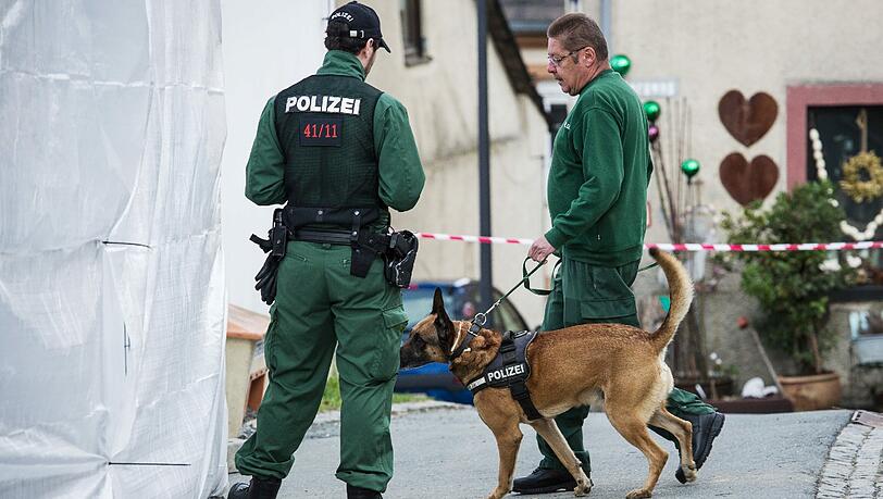Ein Leichenspürhund wird von der Polizei in einen Hinterhof in Lichtenberg geführt. Ein Leichenspürhund wird von der Polizei in einen Hinterhof in Lichtenberg geführt.