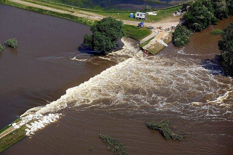 Deichbruch bei Fischbeck in Sachsen-Anhalt - Aktuelle Bilder vom Hochwasser