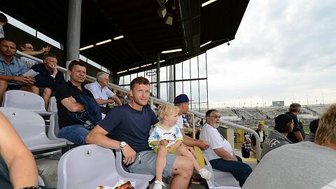 Benny Lauth, Stümer der Profis, war mit seinem Sohn zu Gast beim ersten Spiel im renovierten Grünwalder.