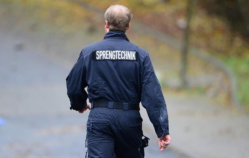 Nach der Explosion untersuchen Experten des LKA die Unglücksstelle.