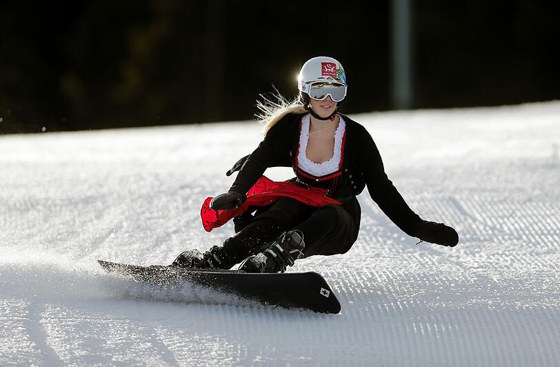 Und wer saust hier in Tracht mit dem Snowboard den Hang hinunter?