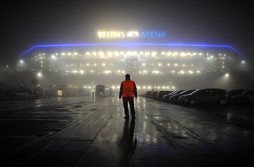 Blick auf Schalkes Veltins-Arena bei Nacht. (Archivbild)
