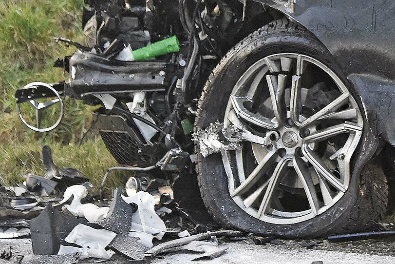 Bei dem schweren Unfall kam der Fahrer des Astra mit schweren Verletzungen ins Krankenhaus.
