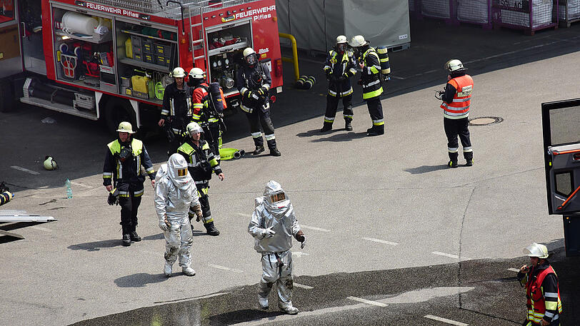 Bilder des Feuerwehreinsatzes am Landshuter BMW-Werk: Der Sachschaden wird auf über zwei Millionen Euro geschätzt.