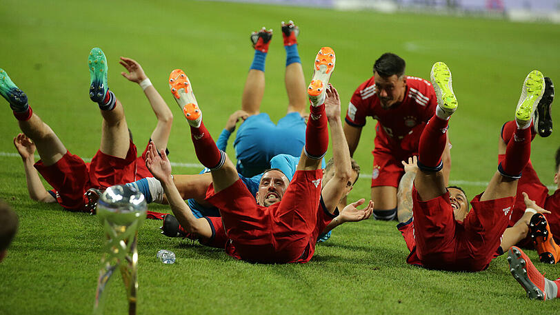 Den ersten Titel abgeräumt: Die Bayern feiern den Gewinn des Supercups in Frankfurt mit einer Kegel-Einlage.