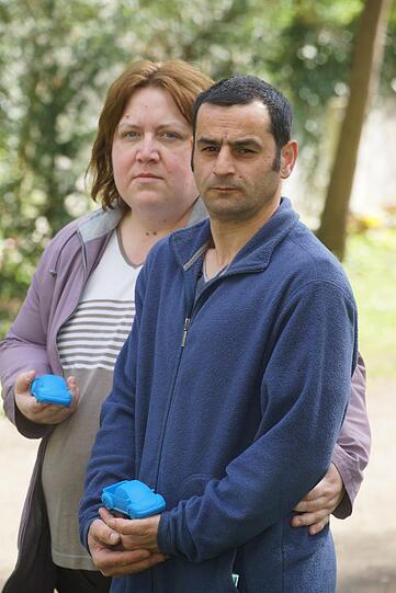 Antje und Yalcin Yildirim wollen die blauen Plastikautos auf Marvins Grab behalten: &bdquo;Da liegt ein Kind, das sollen alle sehen!&ldquo;