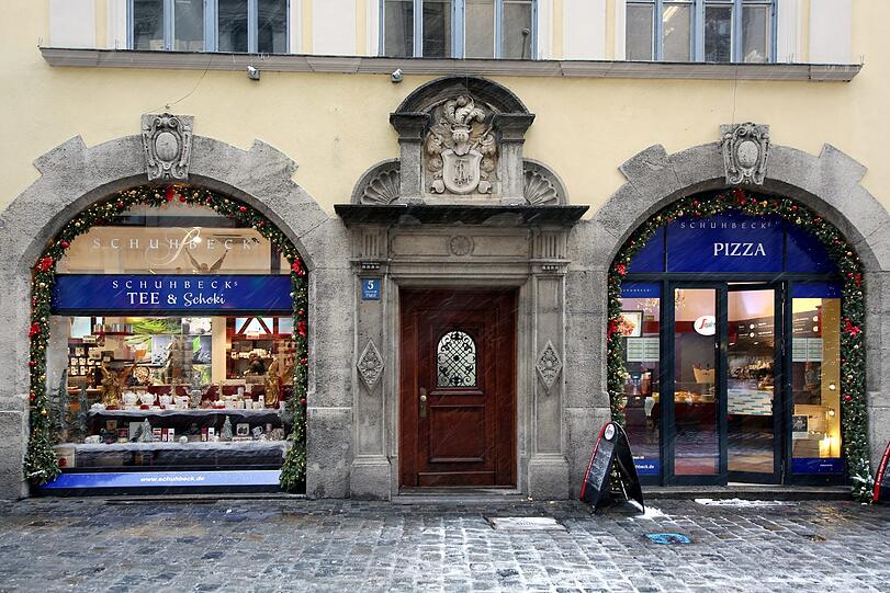 Hier sind es Tee und Schokolade. Und sogar italienische Pizza steht in einem Geschäft auf der Karte.