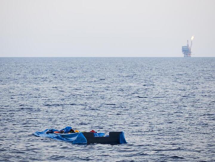 Verlassenes Schlauchboot im Mittelmeer.