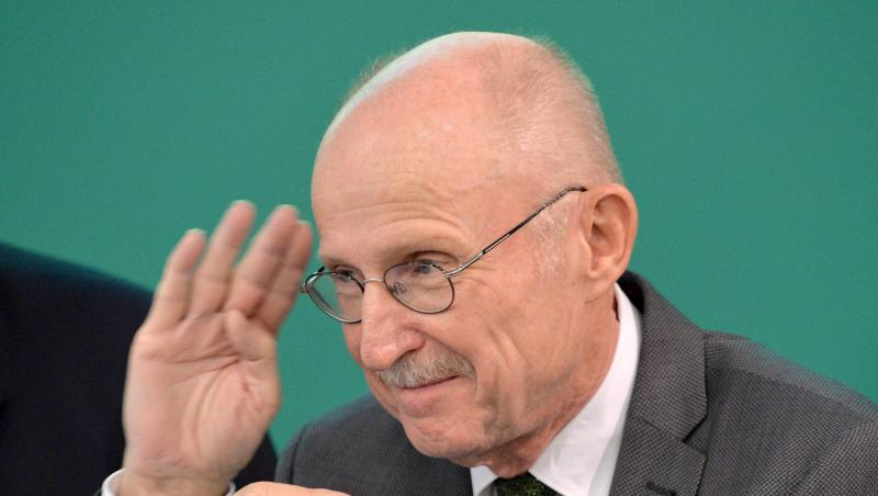 Willi Lemke sitzt bei der Mitgliederversammlung von Werder. Foto: Carmen Jaspersen/Archiv Willi Lemke sitzt bei der Mitgliederversammlung von Werder. Foto: Carmen Jaspersen/Archiv