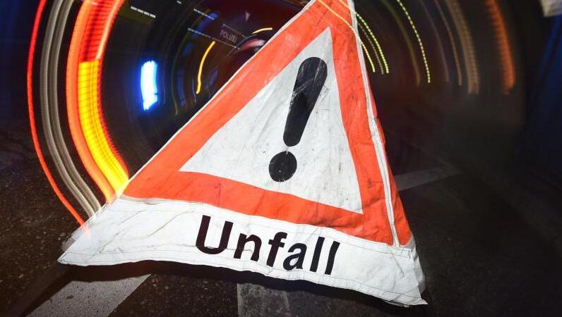 Ein Warndreieck mit dem Schriftzug "Unfall" steht vor einem Blaulicht auf der Straße. Foto: Patrick Seeger/Archivbild