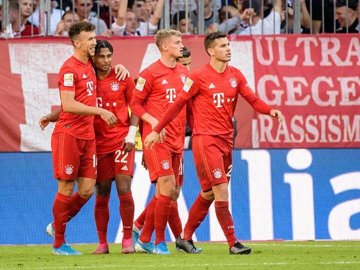 Torschütze Perisic (l-r) jubelt mit Gnabry, Cuisance und Hernández vom FC Bayern München über seinen Treffer. Foto: Matthias Balk/Archivbild