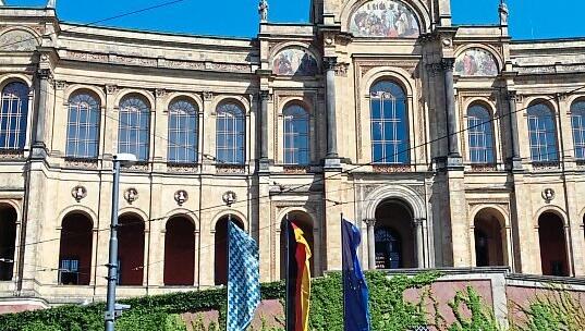 Der Landtag. Künftig sollen mehr Behörden raus aus München.