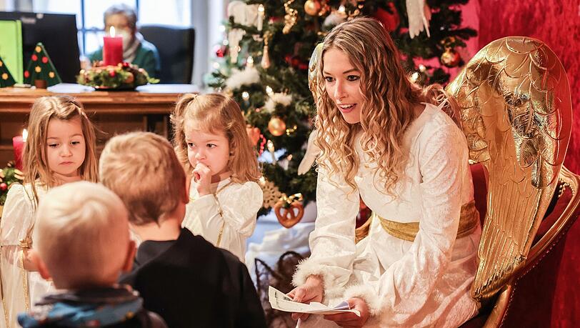 Die Darstellerin des Christkindes nimmt in der Christkindpostfiliale der Deutschen Post Wunschzettel von Kindern entgegen.
