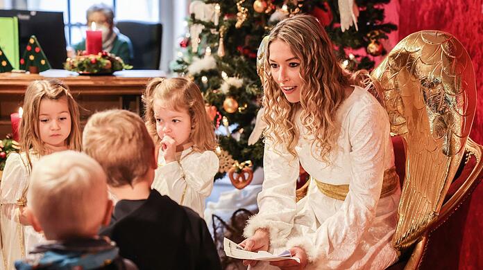 Die Darstellerin des Christkindes nimmt in der Christkindpostfiliale der Deutschen Post Wunschzettel von Kindern entgegen.