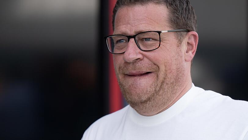 Eberl und der Schattenmann: Der Sportvorstand des FC Bayern ist nach den Absagen von Xabi Alonso, Julian Nagelsmann und Ralf Rangnick bei der Trainersuche im Zugzwang.