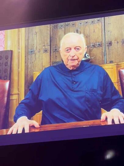 Zur "Hullis"-Premiere überrascht Alfons Schuhbeck mit einer persönlichen Video-Botschaft.