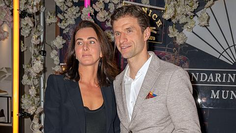 Lisa und Thomas M&uuml;ller sind seit 2009 verheiratet. Gemeinsam betreiben sie ein Gest&uuml;t bei M&uuml;nchen und z&uuml;chten Pferde.