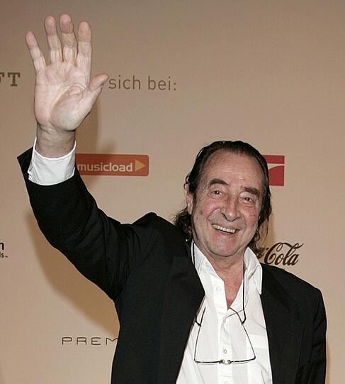 Musik-Manager Monti
Lüftner (&dagger; 77): Auf dem
Betriebsgelände &bdquo;AR
reenergie + rohstoffe
GmbH&ldquo; (Foto unten) in
Garching bei München
wurde der Manager am
7. Mai 2009 von einem
Laster überrollt.