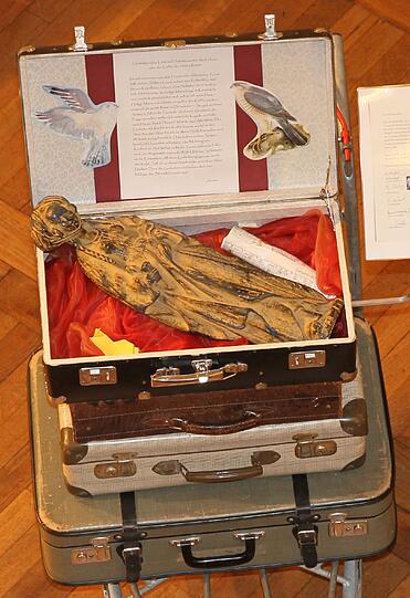 NICHT ALLEINE GEHEN - Alten- und Pflegeheim St. Josef in Dernbach: Von der Bitte, für die Ausstellung einen Koffer zu packen, fühlten sich gleich mehrere Bewohner des Altenheims im Westerwald angesprochen &ndash; so dass sie gleich fünf Koffer gepackt haben. &bdquo;Denn wenn ich etwas Liebes von hier mitnehmen kann ins unbekannte Land des Todes, dann bin ich dort nicht so allein&ldquo;, schreibt einer der Kofferpacker.