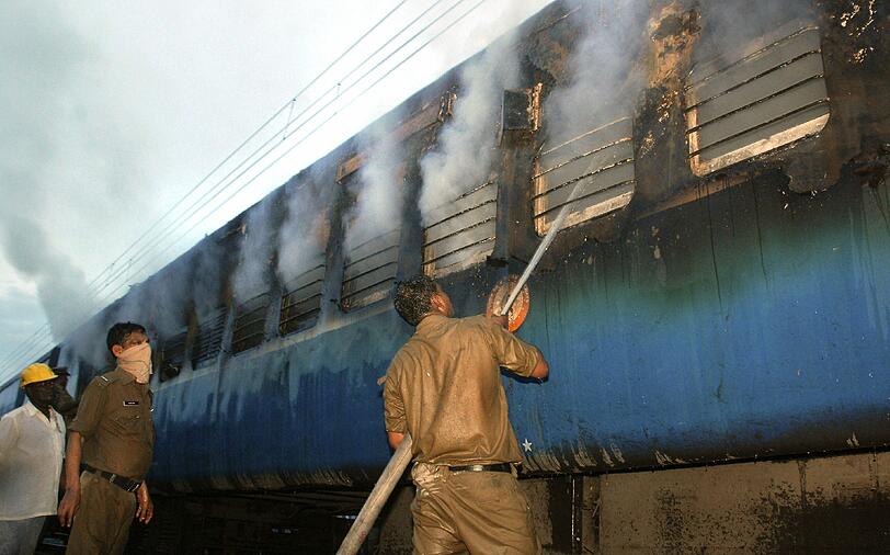 Vermutlich ein elektrischer Kurzschluss hat einen Waggon eines indischen Personenzuges in eine Flammenhölle
verwandelt, in der 47 Menschen umkamen. Das teilte ein Bahnsprecher im indischen Unionsland Andhra Pradesh mit. 28 Fahrgäste seien am Montag mit Verbrennungen in Krankenhäuser gebracht worden.