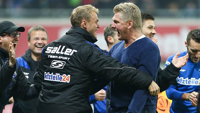 Paderborns neuer Trainer Stefan Effenberg (3.v.r.) und sein Co-Trainer Sören Osterland (3.v.l.) bejubeln den Treffer zum 2:0 gegen Braunschweig.
