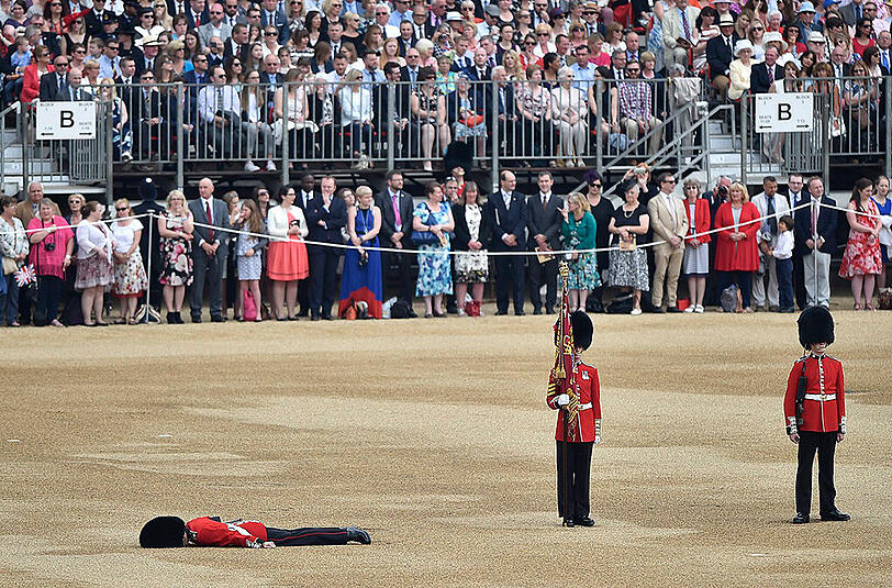 Mit einer farbenprächtigen Militärparade im Herzen Londons feiert Großbritannien den 90. Geburtstag von Königin Elizabeth II. Eine der Wachen verließen dabei die Kräfte - er kollabierte. Die Bilder...