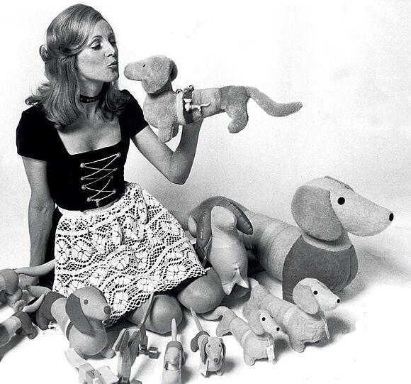 Uschi Badenberg im Dirndl mit dem Plympia-Dackel "Waldi".