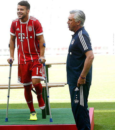 Trainer Carlo Ancelotti und Juan Bernat.