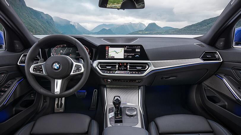 Schalthebel, Lenkrad und andere Details im Cockpit hat BMW modernisiert. Die Anzeigen vor dem Fahrer sind jetzt voll digital.