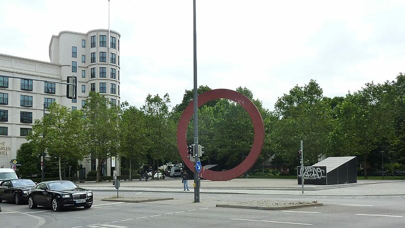 Neue Perspektive: Unter diesem Platz am Hauptbahnhof ist der Tiefbunker Luisenstraße. Neue Perspektive: Unter diesem Platz am Hauptbahnhof ist der Tiefbunker Luisenstraße.