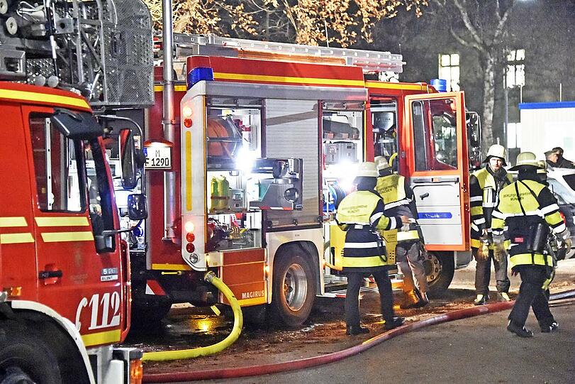 Mehrere Löschfahrzeuge waren vor Ort, um das heftige Feuer zu löschen.