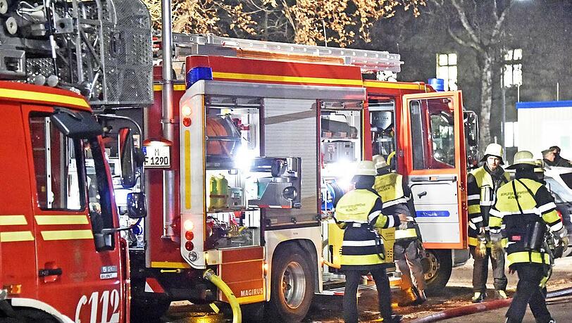 Mehrere Löschfahrzeuge waren vor Ort, um das heftige Feuer zu löschen. Mehrere Löschfahrzeuge waren vor Ort, um das heftige Feuer zu löschen.