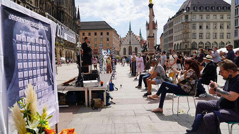 Gedenken an die 55 Münchner Drogentoten der letzten zwölf Monate gestern am Marienplatz. Auf der Bühne spricht Bürgermeisterin Verena Dietl.