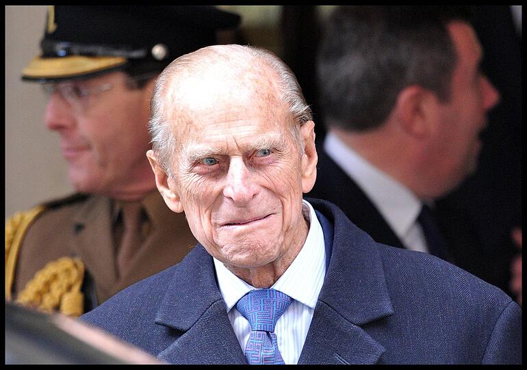 2012, ein turbulentes Jahr für den 91-jährigen Prinz Philip. Seine Frau Queen Elizabeth feiert im Juni ihr Diamond Jubilee (60 Jahre auf dem Thron). Während der Feierlichkeiten muss Prinz Philip ins Krankenhaus eingeliefert werden, bereits seit 2008 hat er immer wieder mit gesundheitlichen Problemen zu kämpfen.