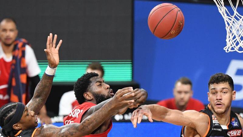 Gegen Ulm stimmten weder Leistung noch Einstellung der Bayern: Mathias Lessort (M) wird von zwei Ulmern verteidigt. Gegen Ulm stimmten weder Leistung noch Einstellung der Bayern: Mathias Lessort (M) wird von zwei Ulmern verteidigt.