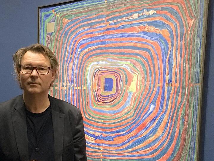 Der Direktor des Leopold Museums, Hans-Peter Wipplinger, steht vor dem Bild "Der große Weg" (1955) von Friedensreich Hundertwasser.