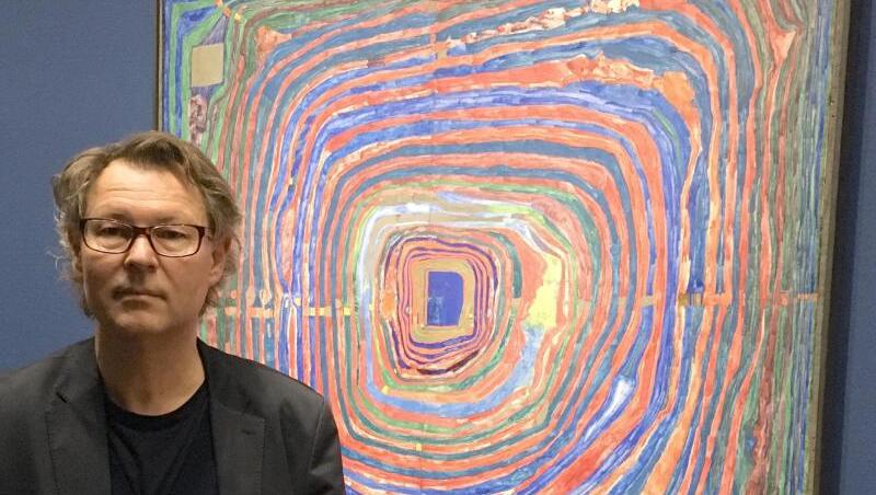 Der Direktor des Leopold Museums, Hans-Peter Wipplinger, steht vor dem Bild "Der große Weg" (1955) von Friedensreich Hundertwasser. Der Direktor des Leopold Museums, Hans-Peter Wipplinger, steht vor dem Bild "Der große Weg" (1955) von Friedensreich Hundertwasser.