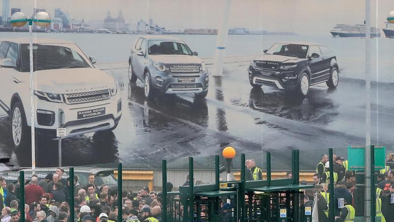 Mitarbeiter versammeln sich vor einem Jaguar Land Rover Standort in der Nähe von Liverpool. Der Automobilhersteller wird weltweit rund 4500 Stellen streichen. Mitarbeiter versammeln sich vor einem Jaguar Land Rover Standort in der Nähe von Liverpool. Der Automobilhersteller wird weltweit rund 4500 Stellen streichen.