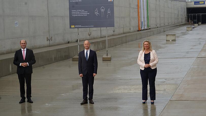 Finanzminister Albert Füracker (v.l.), Jost Lammers vom Flughafen und
Verkehrsministerin Kerstin Schreyer. Finanzminister Albert Füracker (v.l.), Jost Lammers vom Flughafen und
Verkehrsministerin Kerstin Schreyer.